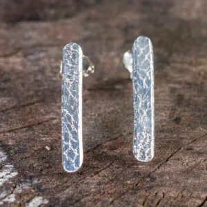 Aros de plata con textura rústica