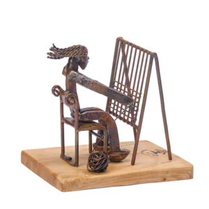 Escultura mujer tejedora