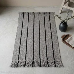 Bajada de cama gris con negro 137x74 cm.