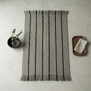 Bajada de cama gris y negro 140x76 cm.