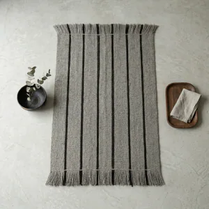 Bajada de cama gris con negro 141x72 cm.